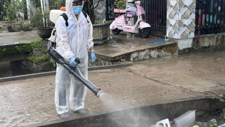 Vệ sinh môi trường, khử khuẩn là nhiệm vụ cấp bách hàng đầu lúc này