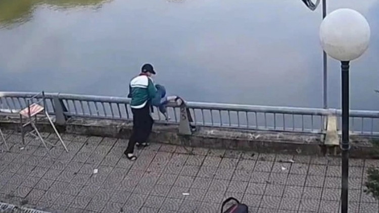 Nam sinh ở Lào Cai bị hành hung, đẩy xuống hồ nước sợ hãi khi nhắc đến tên bạn