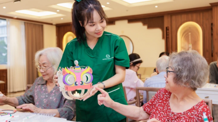 "Đi học bán trú" tuổi 70: Hành trình tìm lại niềm vui của những người già cô đơn