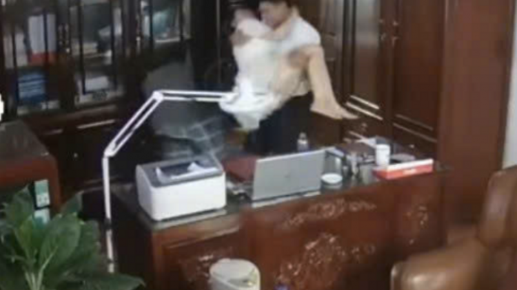 Người đàn ông "thân mật" với nhiều phụ nữ là Chủ tịch HĐQT Trường Tô Hiến Thành