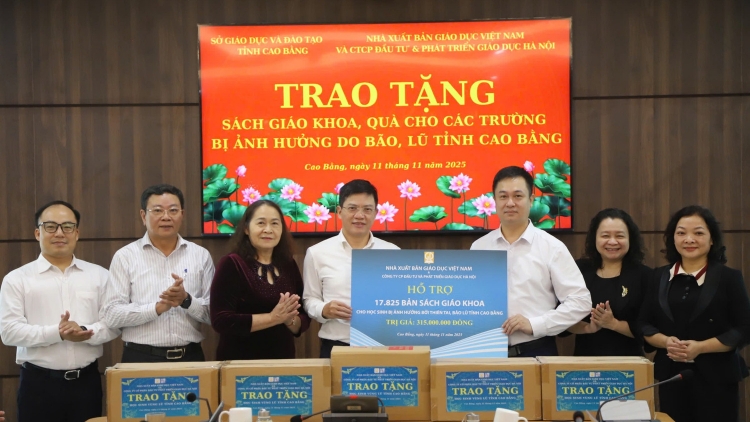 Nhà xuất bản Giáo dục ủng hộ sách giáo khoa cho học sinh vùng bão lũ