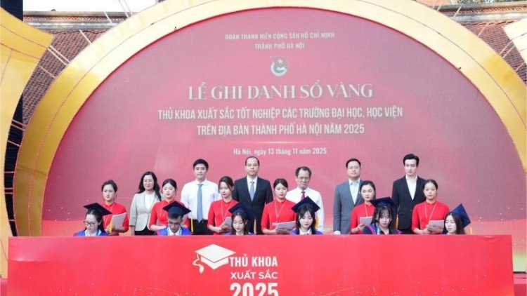 95 thủ khoa xuất sắc tốt nghiệp ở Hà Nội ghi danh bảng vàng