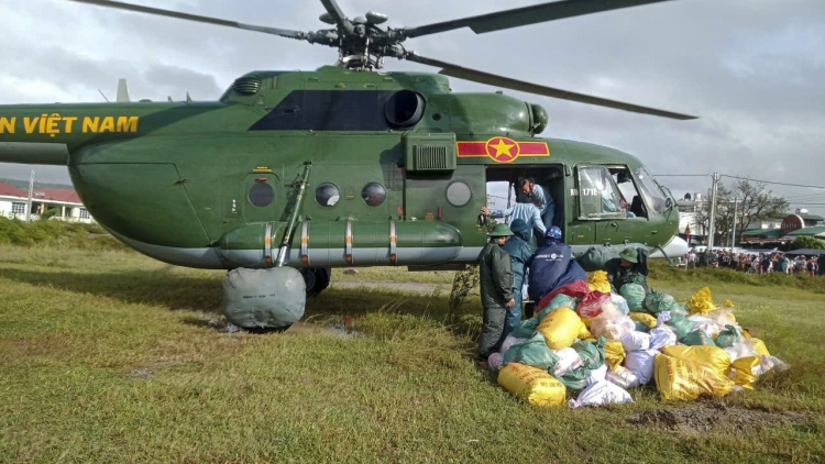 Sư đoàn 372 cứu trợ đồng bào lũ lụt khu vực miền Trung