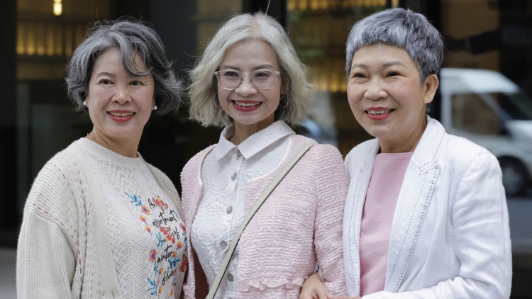 "Tóc bạc lấp lánh" và phương châm già đi một cách tự nhiên