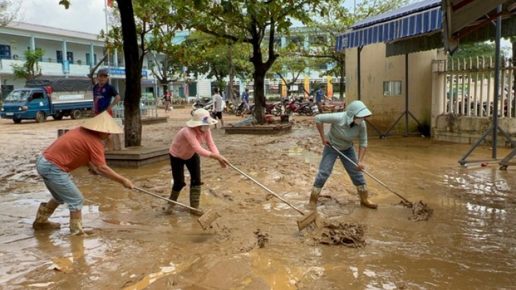 Chuyên gia hướng dẫn khử khuẩn môi trường sau bão lũ