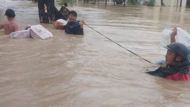 Trường học miền Trung oằn mình vì lũ lụt