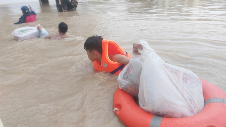 2000 trường học miền Trung bị ảnh hưởng do mưa lũ