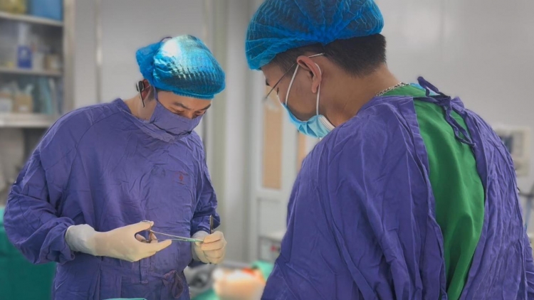 Phẫu thuật khối u lớn đã hoại tử cho bệnh nhân gần 90 tuổi 