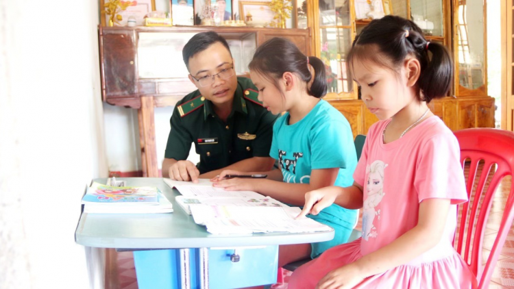 Bộ đội biên phòng Bát Mọt nâng bước những học trò khó khăn