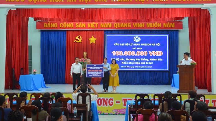 Doanh nghiệp du lịch Hà Nội trao quà hỗ trợ đồng bào vùng lũ Khánh Hòa