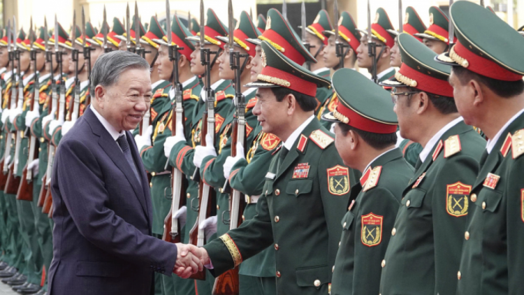 Quân đội nhân dân vững bước dưới cờ Đảng quang vinh