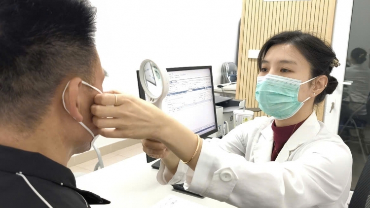 Ngứa nhiều ở vùng sinh dục người đàn ông phát hiện mắc rận mu