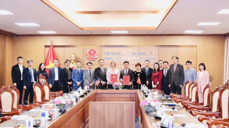 Bộ GD-ĐT ký bản ghi nhớ hợp tác với Tập đoàn công nghệ hàng đầu thế giới 