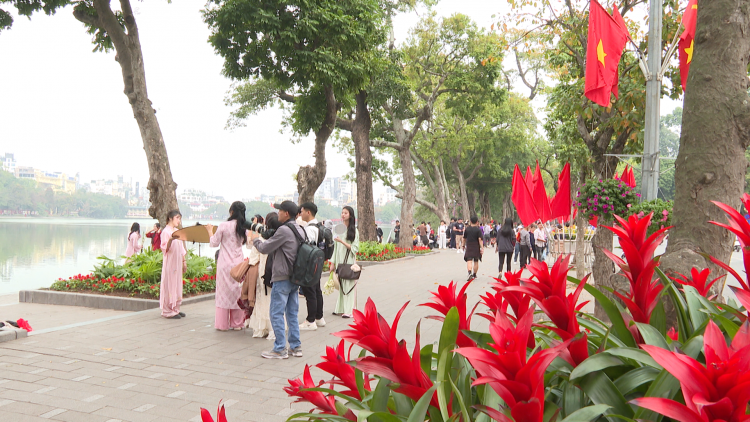 Rộn ràng “Check-in” Tết sớm: Khi ký ức được lưu giữ bằng hình ảnh