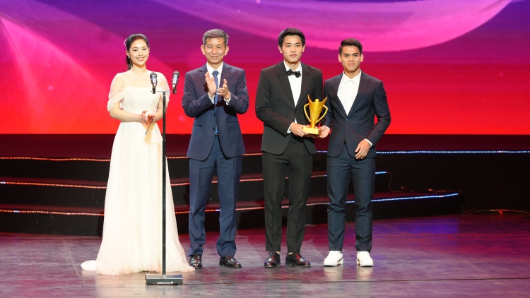 Cú đúp danh hiệu của bắn súng tại Gala Cúp Chiến thắng lần thứ 9