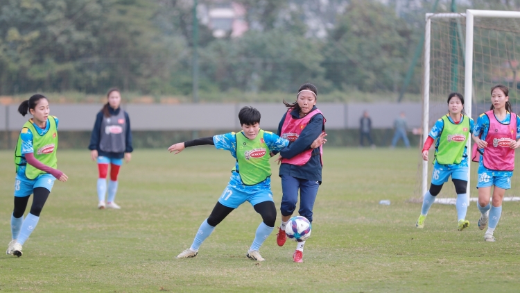 ĐT nữ Việt Nam chia nhóm tập luyện sau trận đấu tập đầu tiên với Uzbekistan