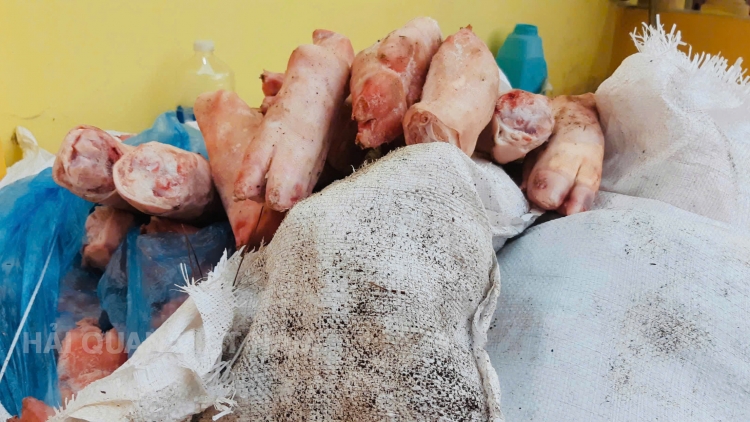 Hải Quan bắt giữ 4,8 tấn thực phẩm bẩn, lá thuốc lá nhập lậu