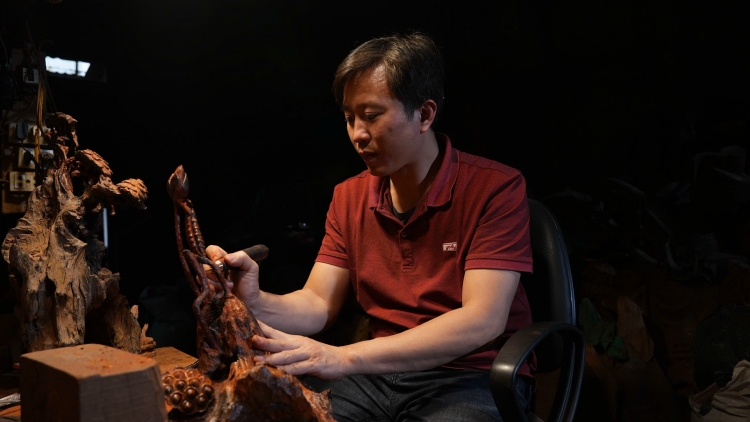 Nghệ nhân Ưu tú Đỗ Văn Cường - Người thổi hồn sen trên gỗ lũa