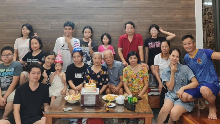 Sum họp bên con cháu - niềm vui của tuổi già