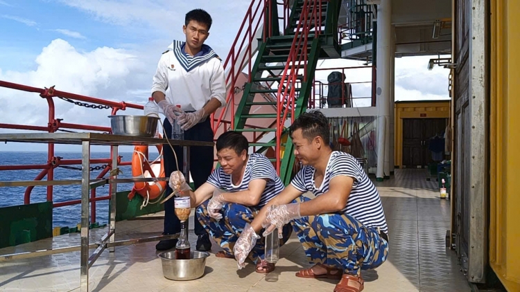 Kỳ công ủ nước mắm và trồng rau trên nhà giàn DK1