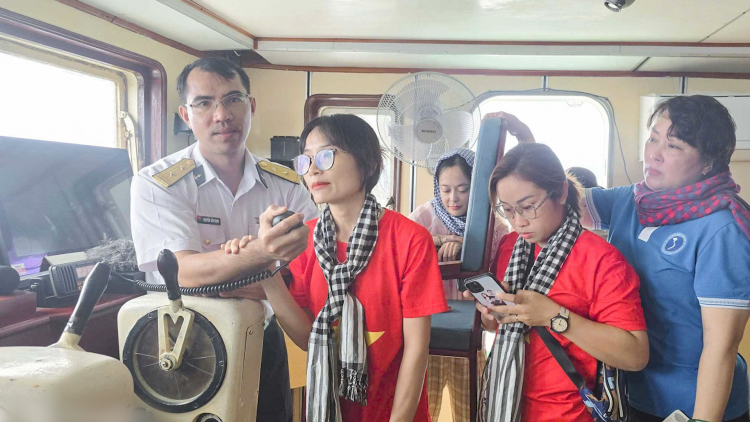 Xúc động chúc Tết nhà giàn