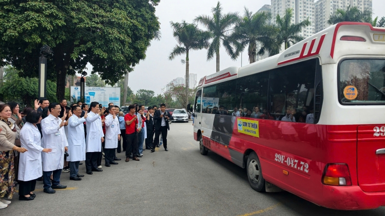 Hơn 500 bệnh nhân, gia đình được về quê ăn Tết trên chuyến xe yêu thương