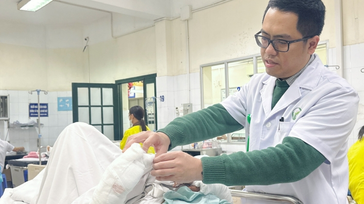 Cụ bà 75 tuổi bị đa chấn thương nặng vì chó cắn