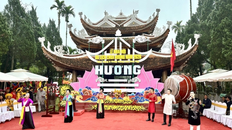 Hàng vạn du khách về Khai hội Chùa Hương