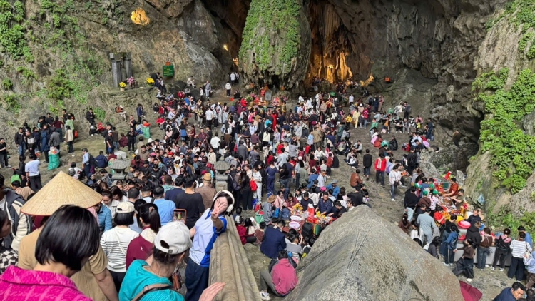 25 nghìn lượt du khách trẩy hội Chùa Hương