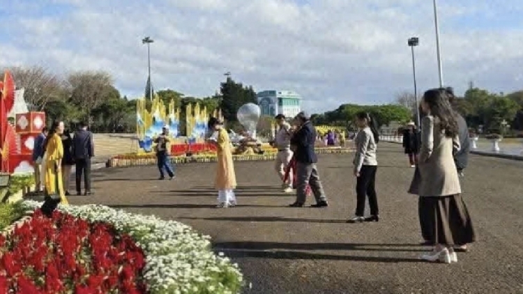 Người cao tuổi du xuân đón Tết