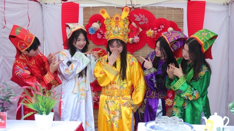 Sinh viên rộn ràng trong không gian Tết thuần Việt