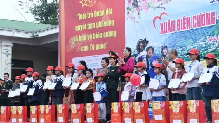 Ấm áp chương trình "Xuân biên cương-Tết ấm cho em"