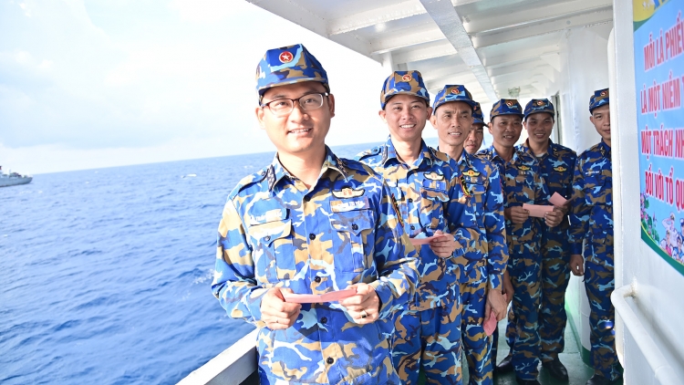 Hoàn thành bầu cử sớm trên biển