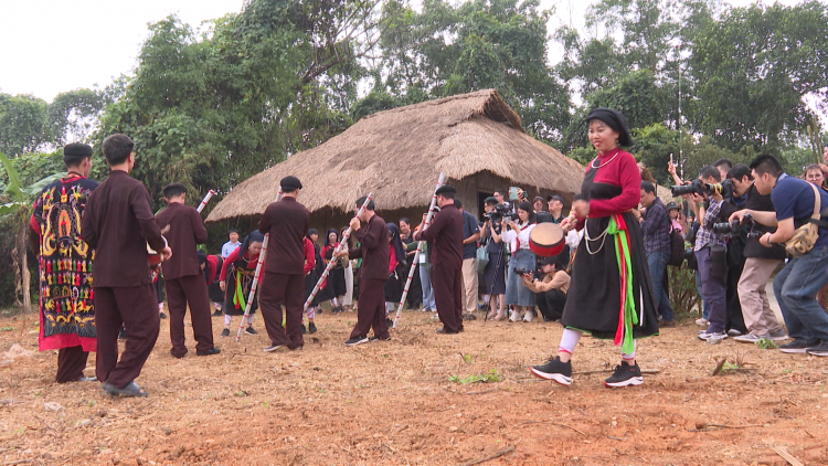Sắc Chàm xuống đồng