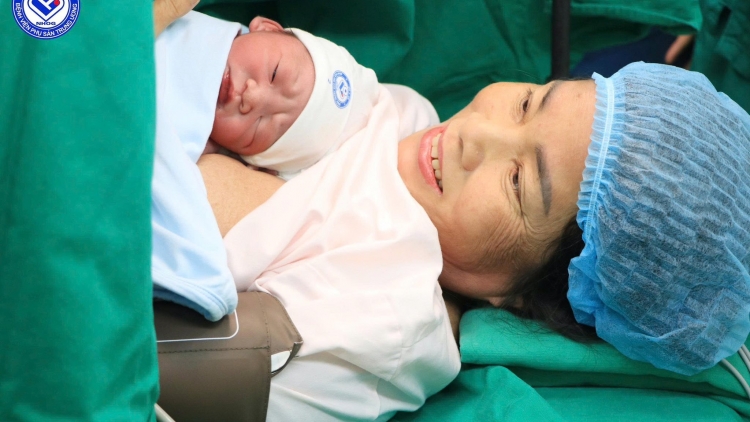 Bệnh viện Phụ sản TW mổ lấy thai thành công cho sản phụ 60 tuổi 