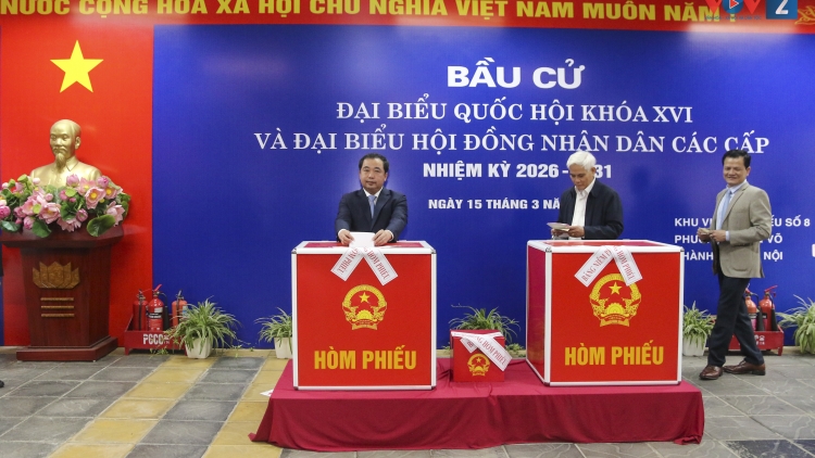 Cử tri Thủ đô nô nức thực hiện quyền công dân trong "Ngày hội non sông"