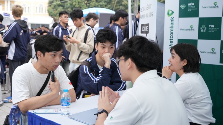 Trường đại học "đau đầu" khi sinh viên đi làm quá sớm 