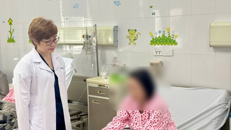 Dùng lá thuốc dân gian chữa ngứa, người phụ nữ bị viêm loét vùng kín