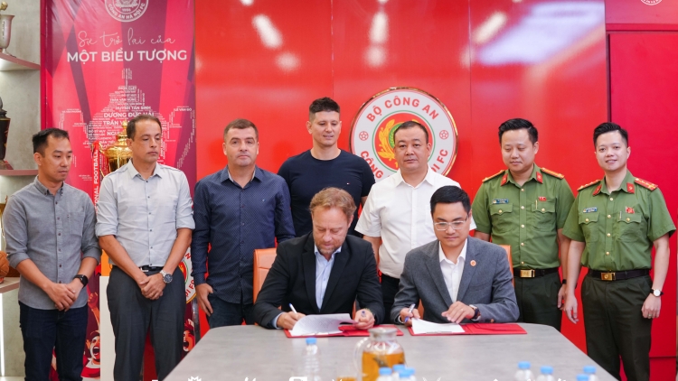 CLB Công an Hà Nội gia hạn hợp đồng với HLV trưởng Alexandre Polking