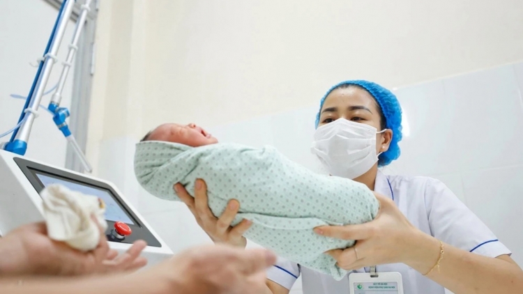 Từ "ngại sinh" đến "dám sinh": Cần một hệ sinh thái nuôi con