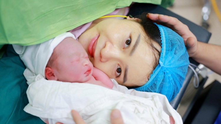 Hành trình giành giật sự sống cho cặp song sinh chào đời cách nhau 13 tuần