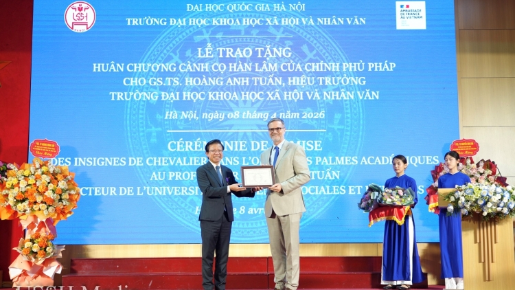 2 nhà khoa học Việt Nam được trao Huân chương Cành cọ Hàn lâm