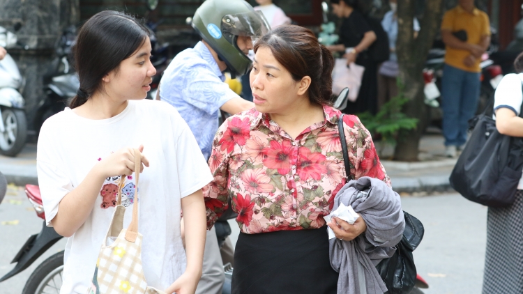 Đề thi Ngữ văn vào lớp 10 Hà Nội đề cập sự ngắt kết nối trong cuộc sống