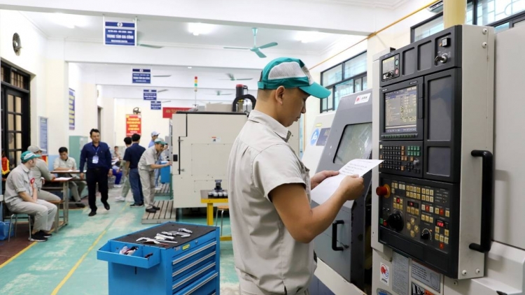 Tiền lương của người lao động khu vực sản xuất, kinh doanh