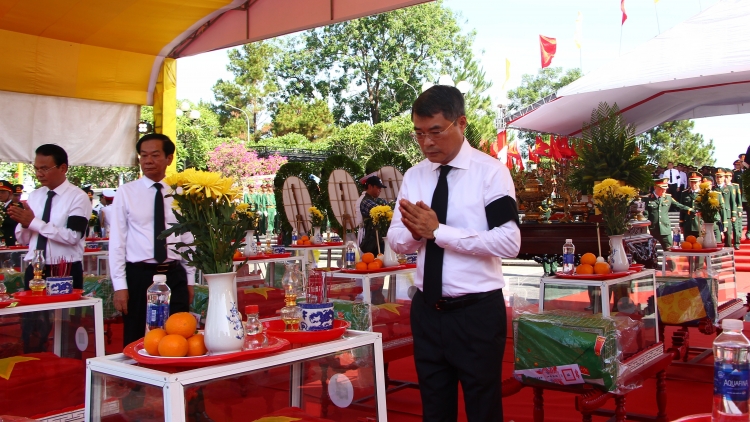 Thủ tướng dự truy điệu, an táng 28 liệt sĩ tại Nghĩa trang Đường 9