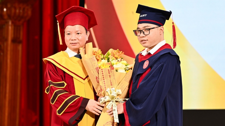 Tấm bằng đại học là điểm khởi đầu cho hành trình học tập lớn ngoài xã hội