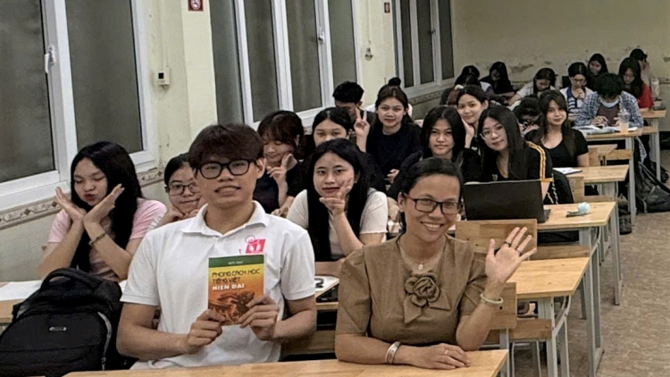 "Trên sông" và "Dưới sông" giống và khác nhau như thế nào?