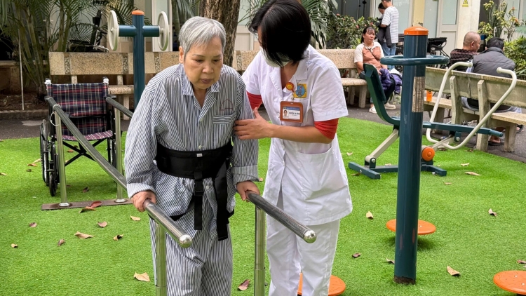 Sợ ngã, ngại vận động: Vòng xoắn nguy hiểm ở người cao tuổi