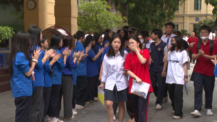 [Video] Sĩ tử giải tỏa áp lực sau môn thi cuối