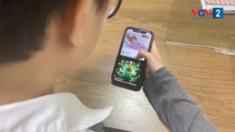 Nỗi lo từ chiếc điện thoại trên tay trẻ em